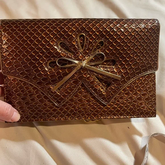 Bellini Gold Textured Clutch with Gold Chain and Bow Detail, OS - Picture 4 of 15